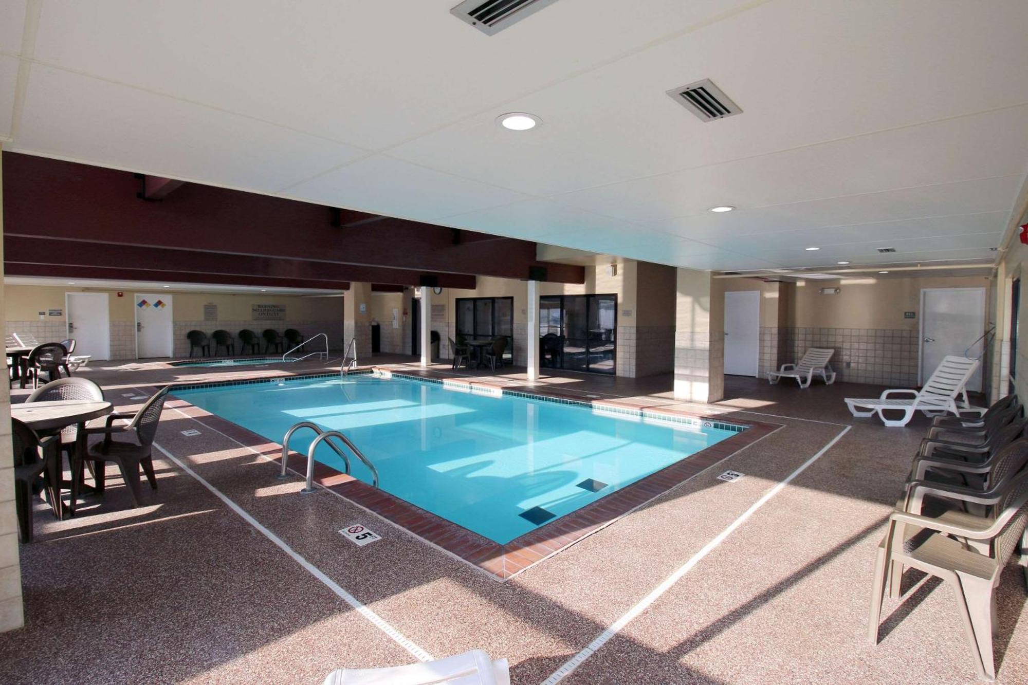 Country Inn & Suites By Radisson, Council Bluffs, Ia Buitenkant foto